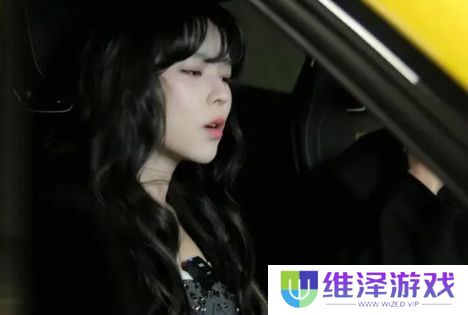 沫子试驾好友小米su7，袜子缺口引热议，网友：有钱人这么节省吗