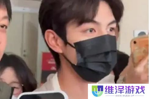 赵一博首次公开露面,大方承认恋情进展,粉丝态度瞬间两极分化