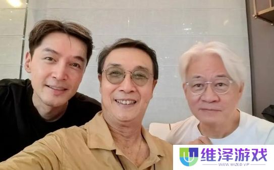 42岁胡歌罕见秀恩爱，晒与妻子合照，互动亲密太幸福，好有夫妻相