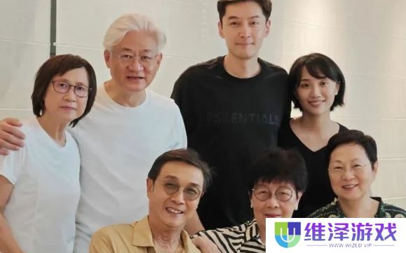 42岁胡歌罕见秀恩爱，晒与妻子合照，互动亲密太幸福，好有夫妻相