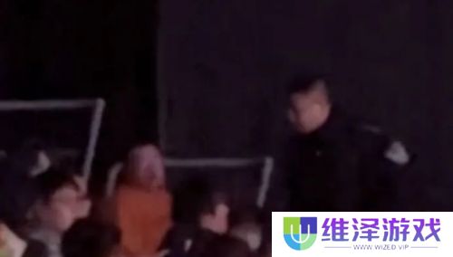 LPL现场女粉殴打工作人员，曾攻击帽子叔叔，被强行拉走永久禁止观赛