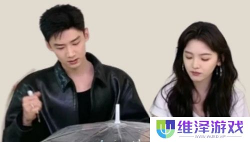 白敬亭新剧宣传直播太尴尬，全程不搭理章若楠，剧组都在看他眼色